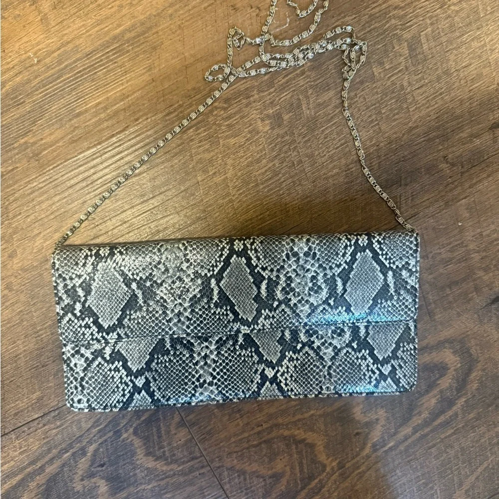 🎉2/$15 Express Black and Gray Snakeskin Clutch